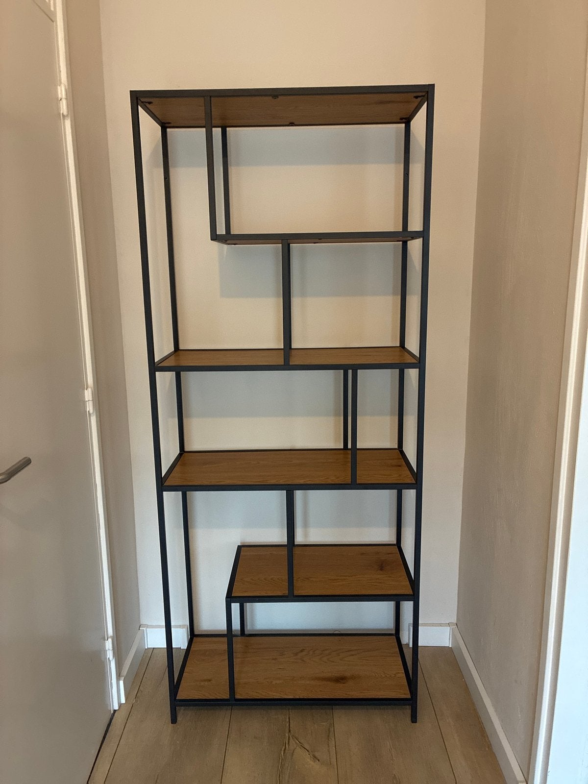 Industriële Boekenkast Zwart Metaal & Hout Asymmetrisch, Huis en Inrichting, Ophalen, Met plank(en), 50 tot 100 cm, Zo goed als nieuw