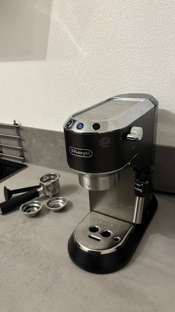 Foto 5 van DE LONGHI Dedica EC685.BK Pistonmachine - Zwart