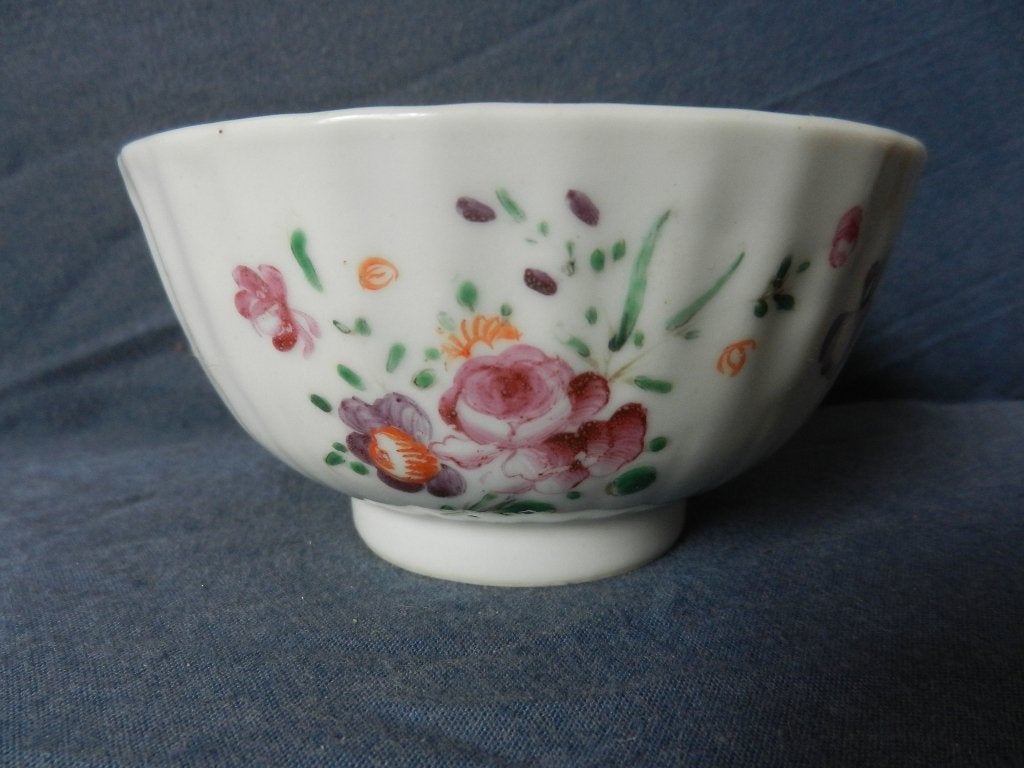 Chinese porseleinen kom famille rose bloemdecor ca 1770 Gaaf, Ophalen of Verzenden