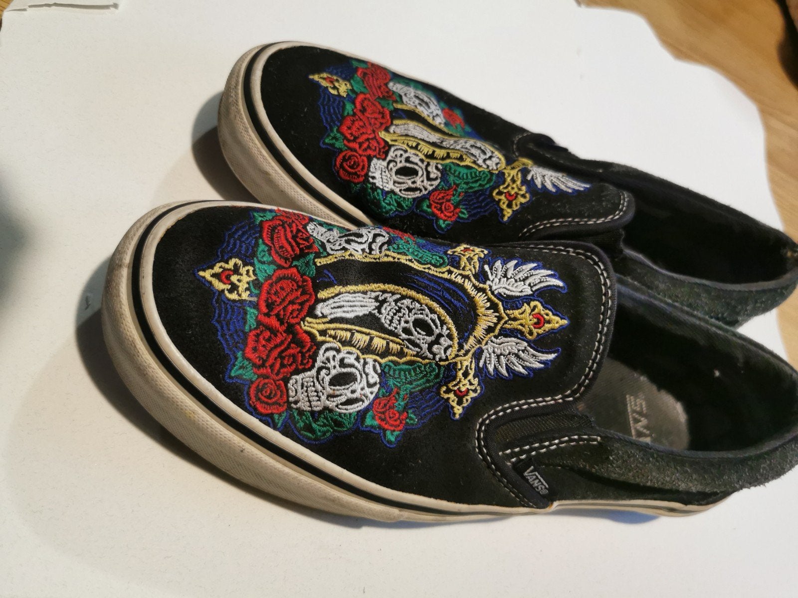 Limited Edition Vans Slip-Ons met Geborduurde Doodshoofden, Ophalen of Verzenden, Sneakers of Gympen