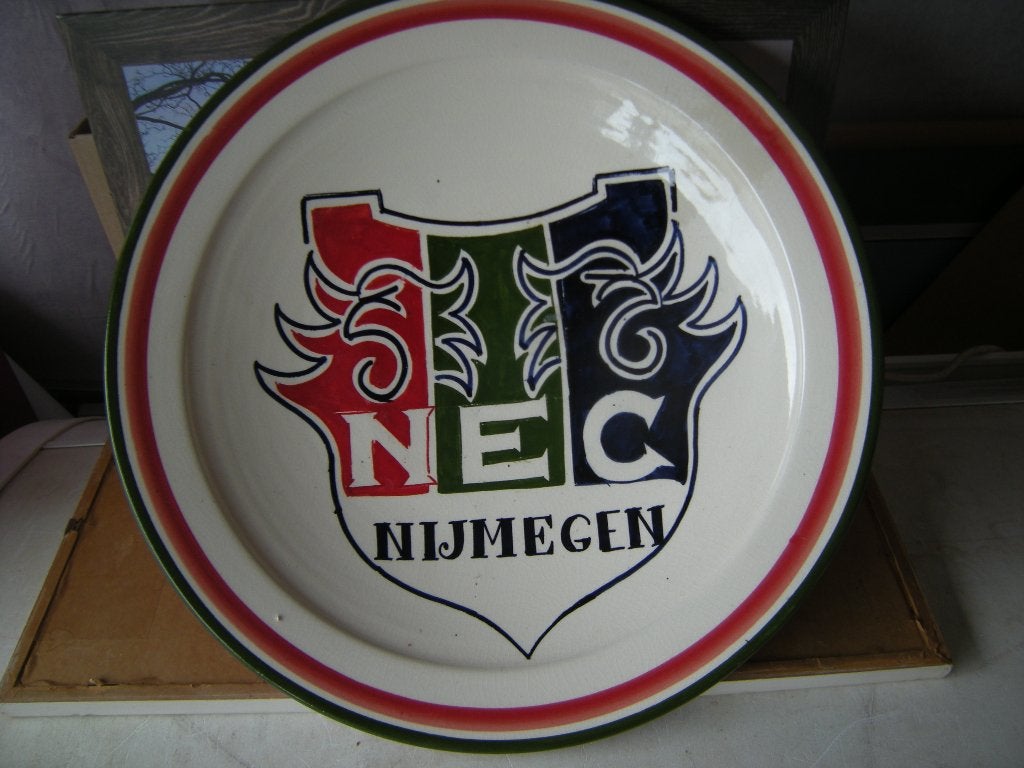 let op zeer MOOIE NEC BORD 41cm rond bord, Ophalen of Verzenden, Zo goed als nieuw, Overige binnenlandse clubs, Overige typen