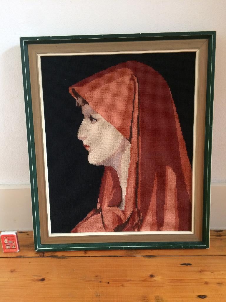 Devoot jonge non vrouw roze rood soutane habijt geborduurd, Minder dan 50 cm, Oorspronkelijke maker, Ophalen of Verzenden, Zo goed als nieuw
