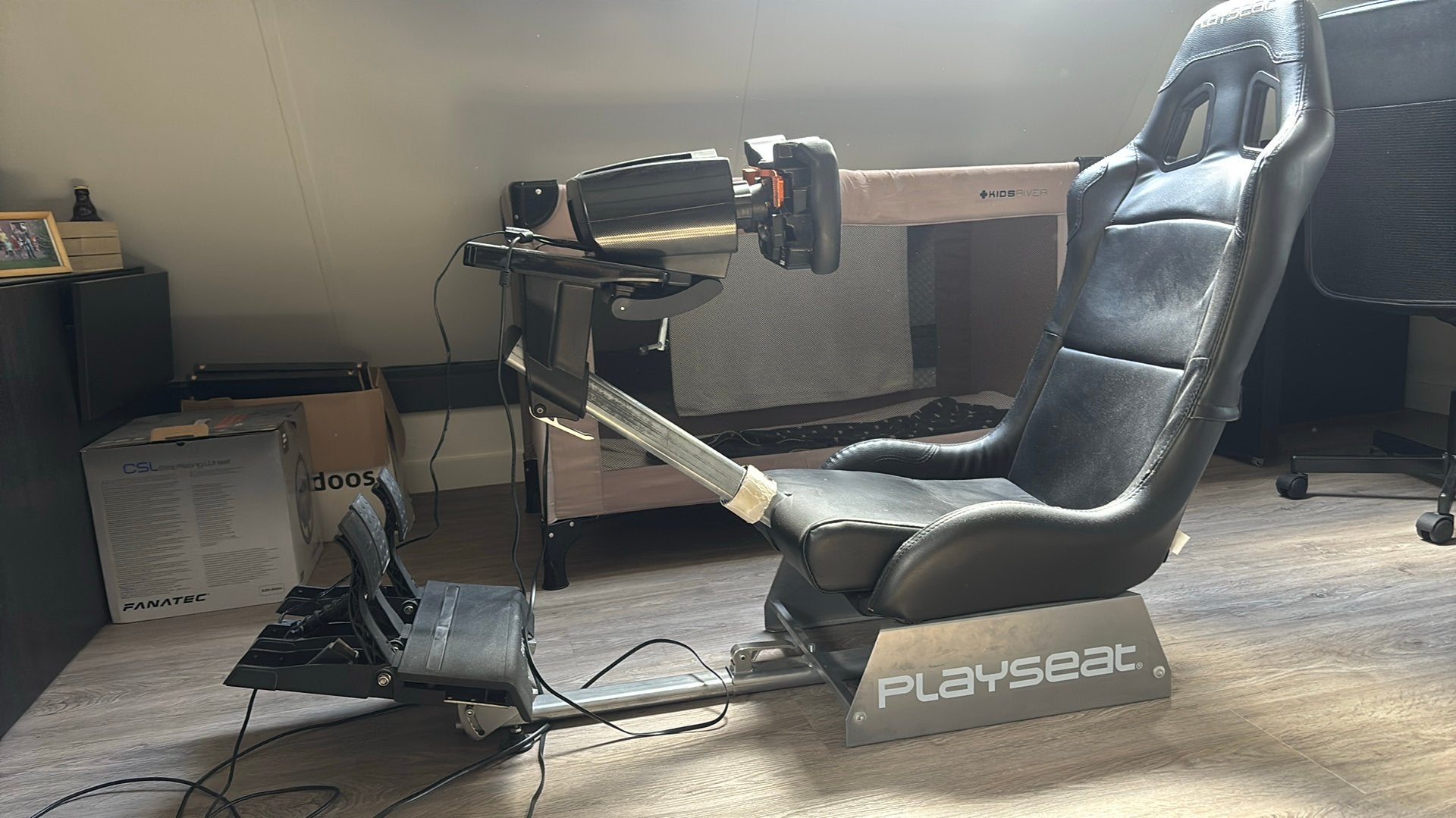 Playseat evo met fanatec stuur, wheelbase en pedalen