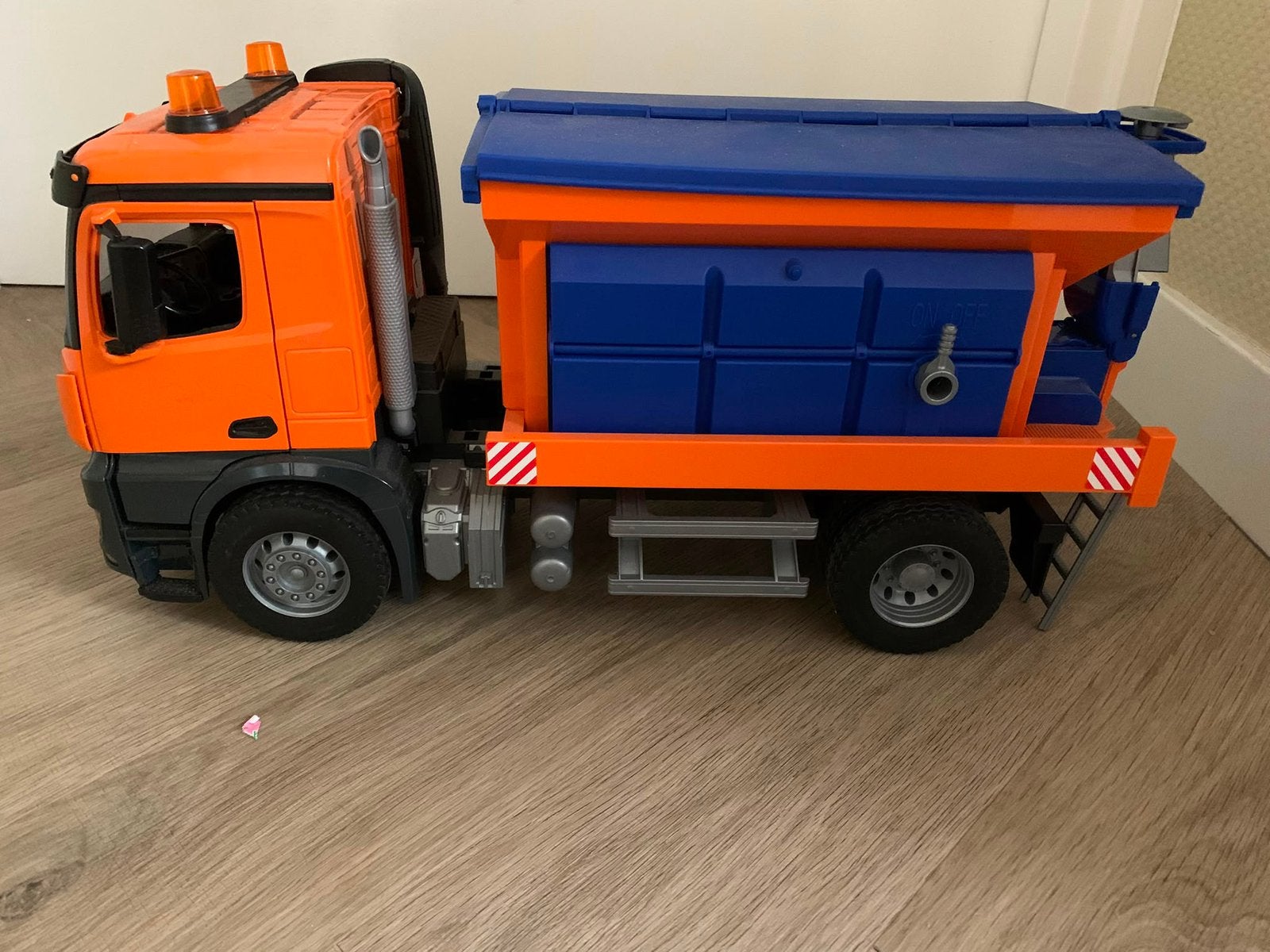 Bruder Mercedes Arocs strooiwagen, Ophalen of Verzenden, Zo goed als nieuw