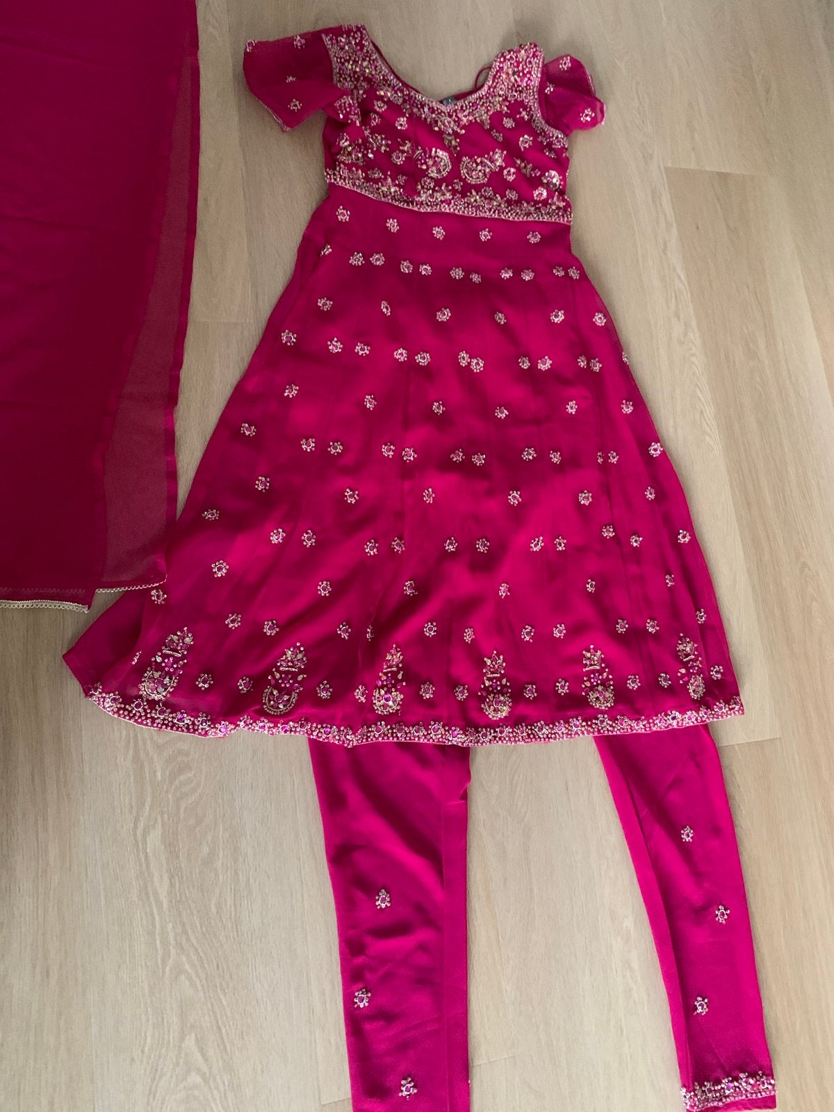 Prachtige fuchsia Indiase jurk met borduursels, Overige typen, Zo goed als nieuw, Roze, Ophalen