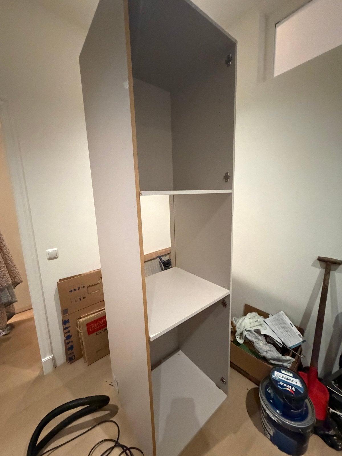 Hoge beige kasten met planken - zonder deuren, Ophalen, Zo goed als nieuw