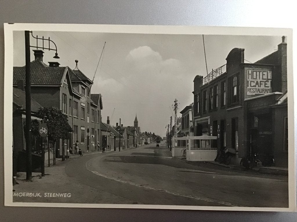 Oude Ansicht Moerdijk,Steenweg -Hotel Café Restaurant ca1930, Verzamelen, Ophalen of Verzenden, 1920 tot 1940, Gelopen, Noord-Brabant