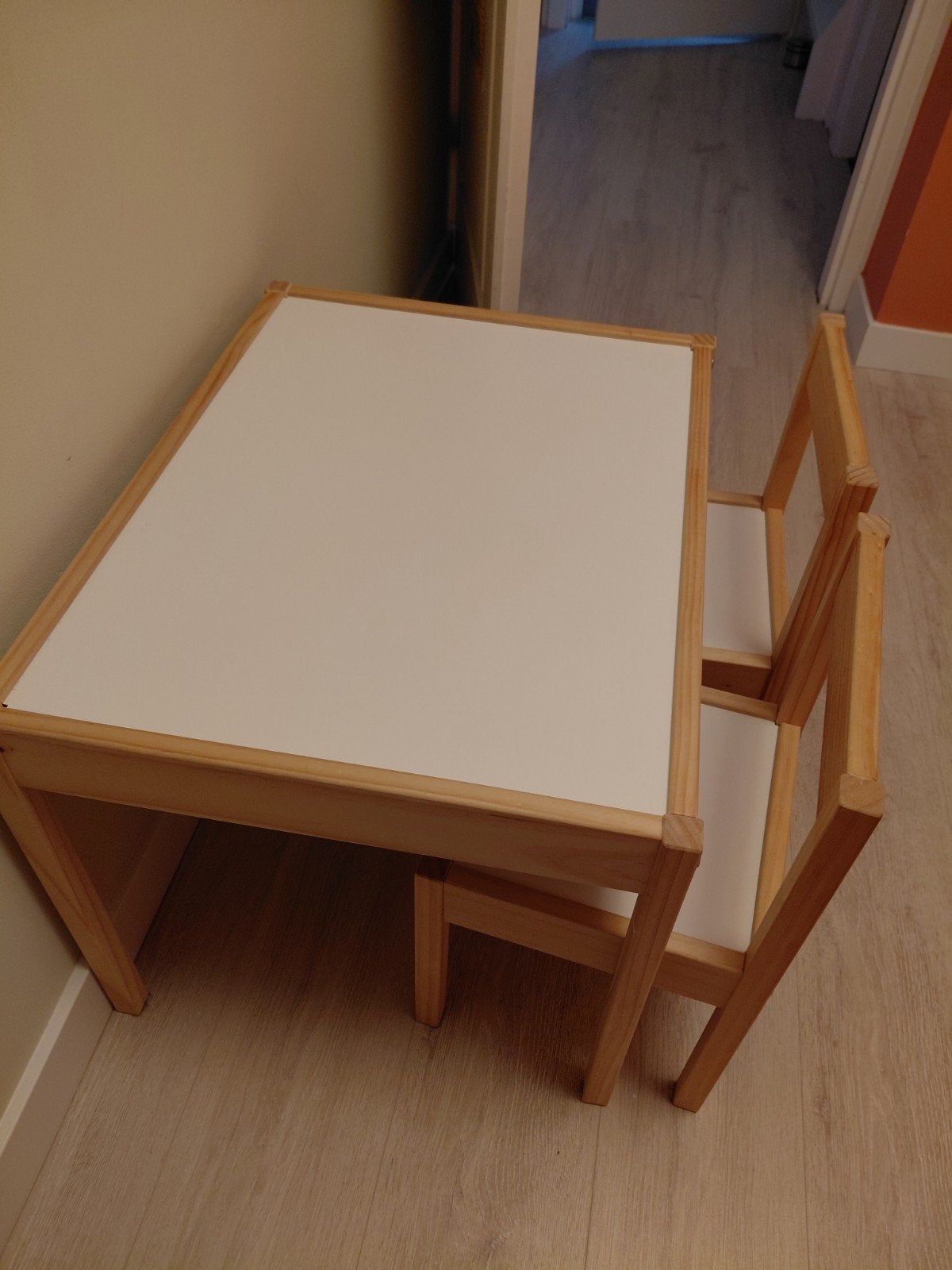 Kindertafel met 2 stoeltjes - Gebruikt, Kinderen en Baby's, Kinderkamer | Tafels en Stoelen, Ophalen, Gebruikt, Tafel(s) en Stoel(en)
