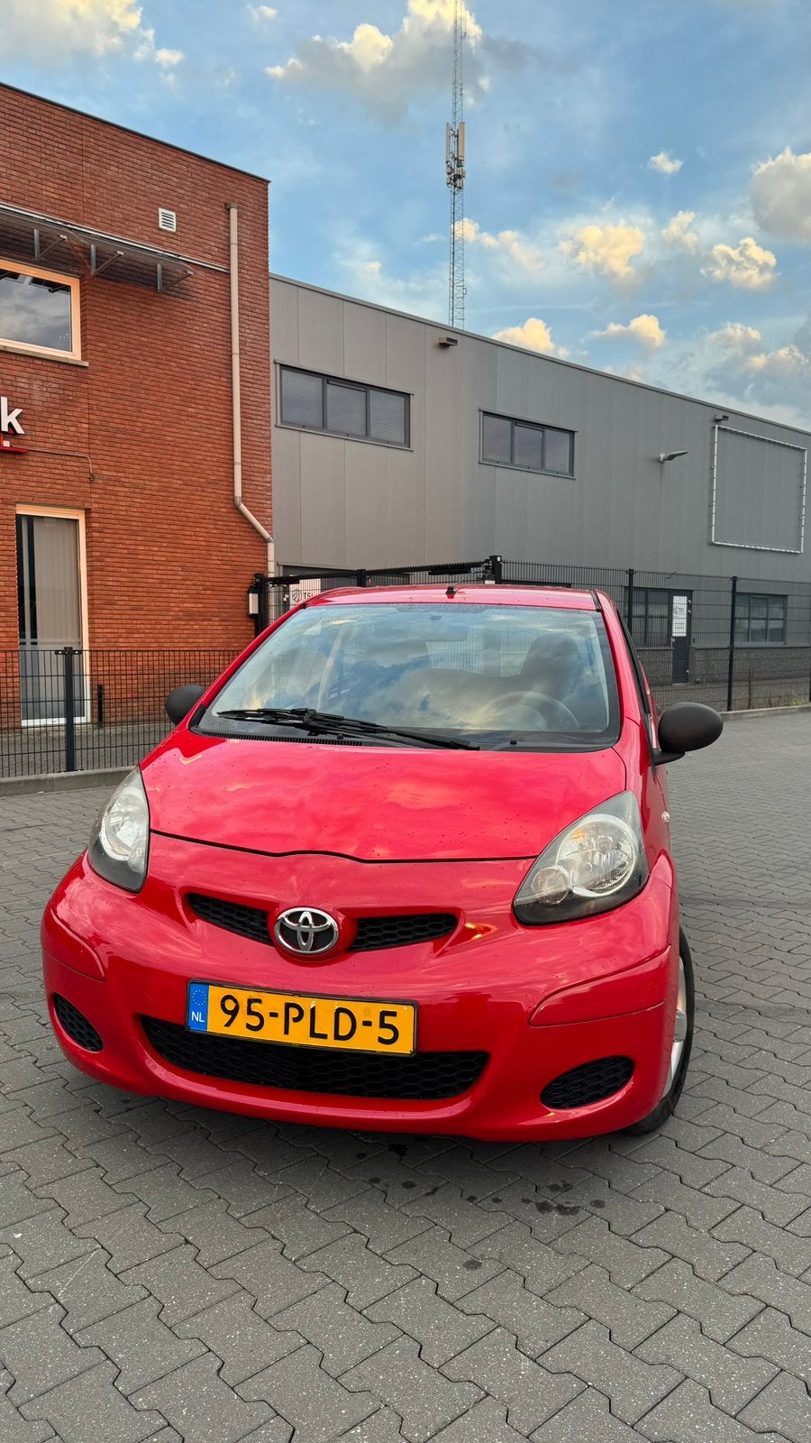 Toyota Aygo 1.0 5DRS 2011 Rood, Voorwielaandrijving, Stof, 4 stoelen, 68 pk