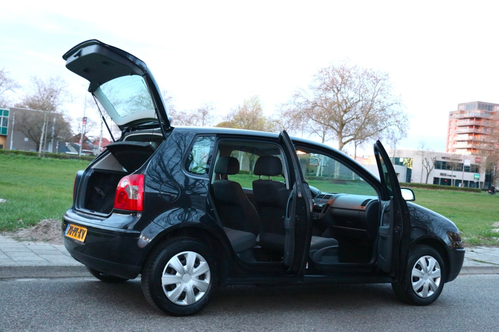 Volkswagen Polo 1.4-16V 5-Deurs Airco Cruise controle APK to, Auto's, Voorwielaandrijving, 15 km/l, Zwart, 4 cilinders