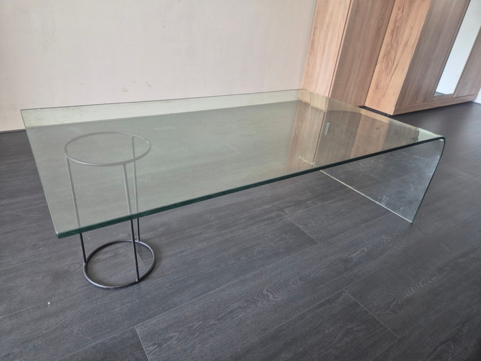 Moderne glazen salontafel – gebogen glazen poten – 130x70 cm, Huis en Inrichting, Tafels | Salontafels, Ophalen, Gebruikt, 100 tot 150 cm
