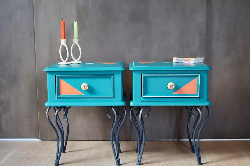 Memphis Twins – speelse design nachtkastjes (teal & oranje), Huis en Inrichting, Slaapkamer | Nachtkastjes, Ophalen, Gebruikt