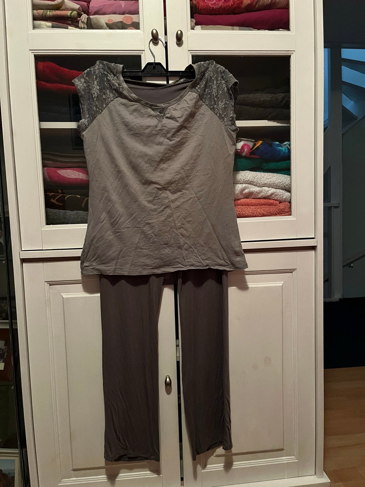 Hunkemöller pyjama grijs met kant - Maat L, Ophalen of Verzenden, Zo goed als nieuw, Maat 42/44 (L)