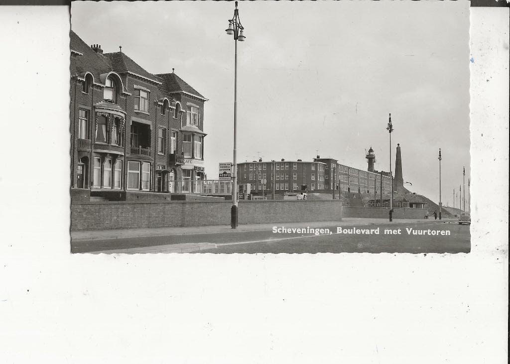 Scheveningen Zeekant met Vuurtoren en Naald J v d Hoek, Ophalen of Verzenden, 1940 tot 1960, Ongelopen, Zuid-Holland