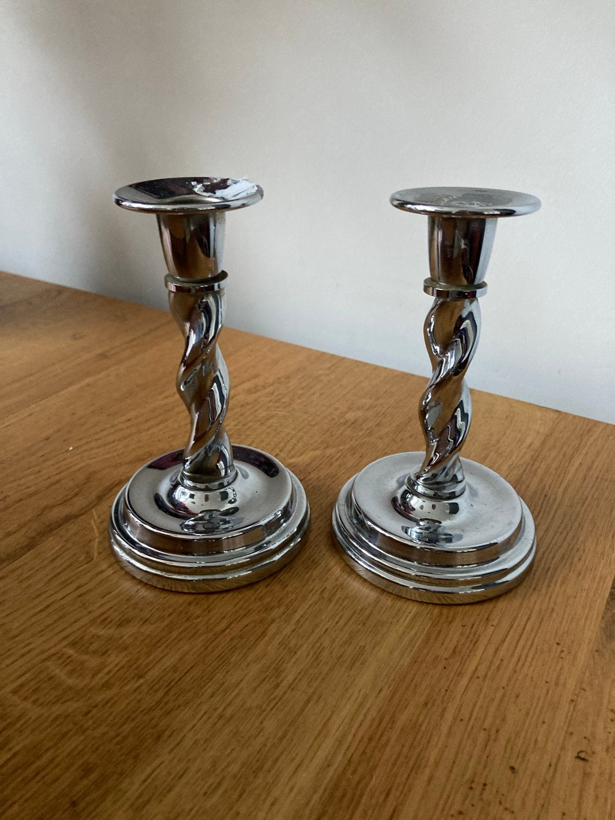 Set van 2 Art Deco Zilverkleurige Kandelaars, Antiek en Kunst, Antiek | Kandelaars, Ophalen of Verzenden, Overige materialen