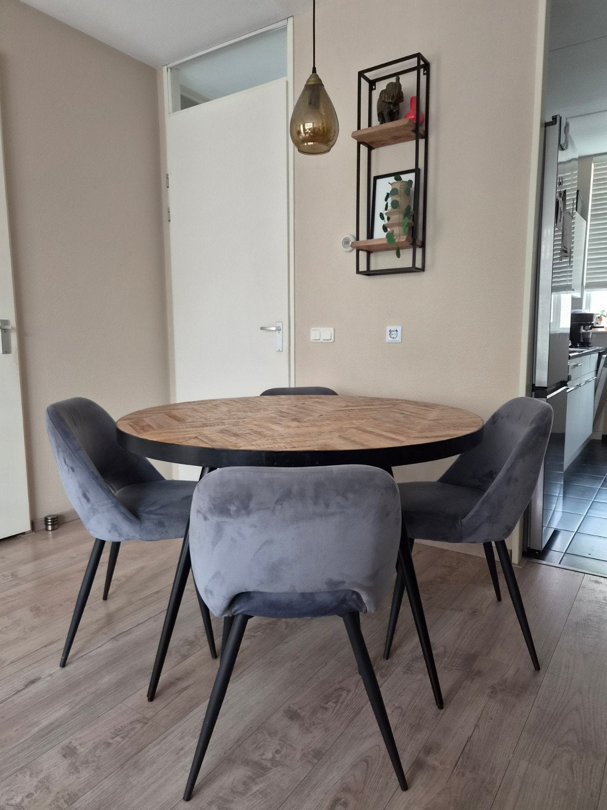 Set van 4 comfortabele velours eetkamerstoelen grijs/groen, Ophalen, Zo goed als nieuw, Metaal, Vier