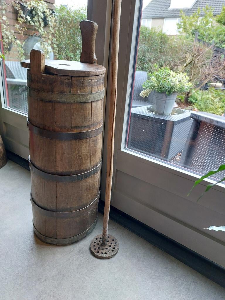 Antieke houten karnemelk karn, Ophalen
