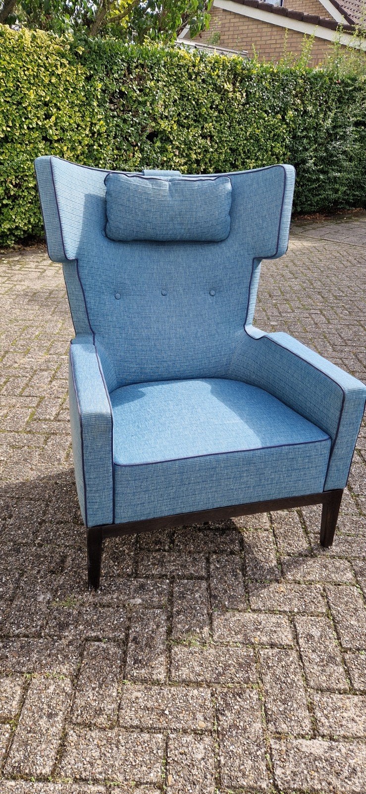 Comfortabele blauwe fauteuil met hoge rugleuning, Ophalen, Hout, 75 tot 100 cm, Zo goed als nieuw