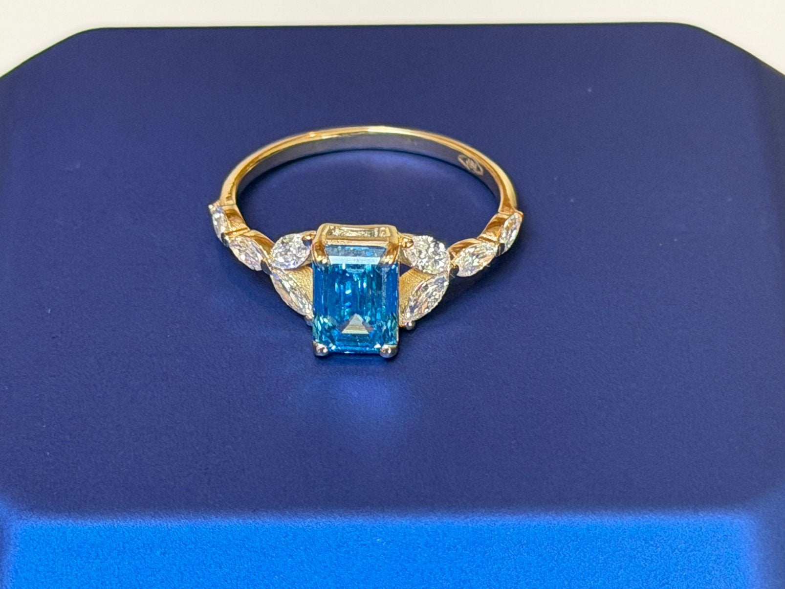 Prachtige gouden ring met zeldzame blauwe diamant vivid blue, Blauw, Nieuw, Ophalen of Verzenden, 17 tot 18