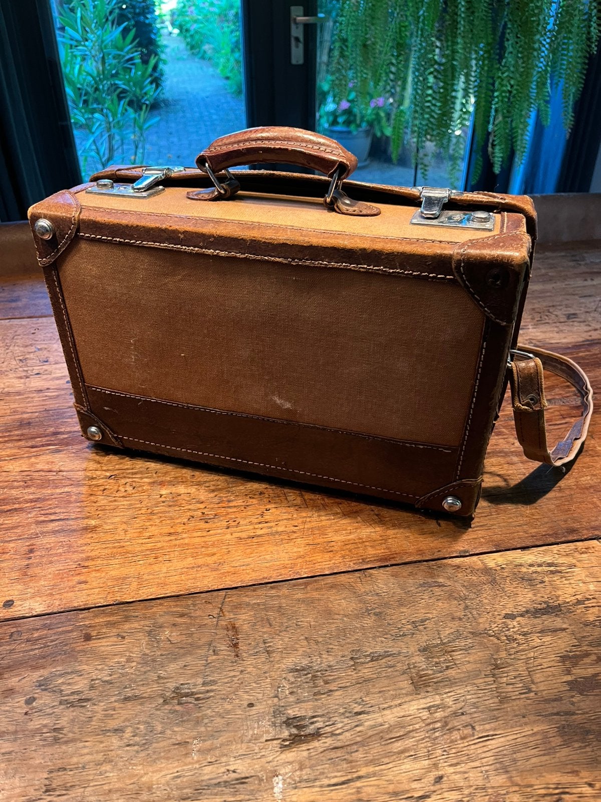 Leren koffer met katoenen bekleding en chromen slot, Verzenden, Slot, Zo goed als nieuw, Minder dan 35 cm