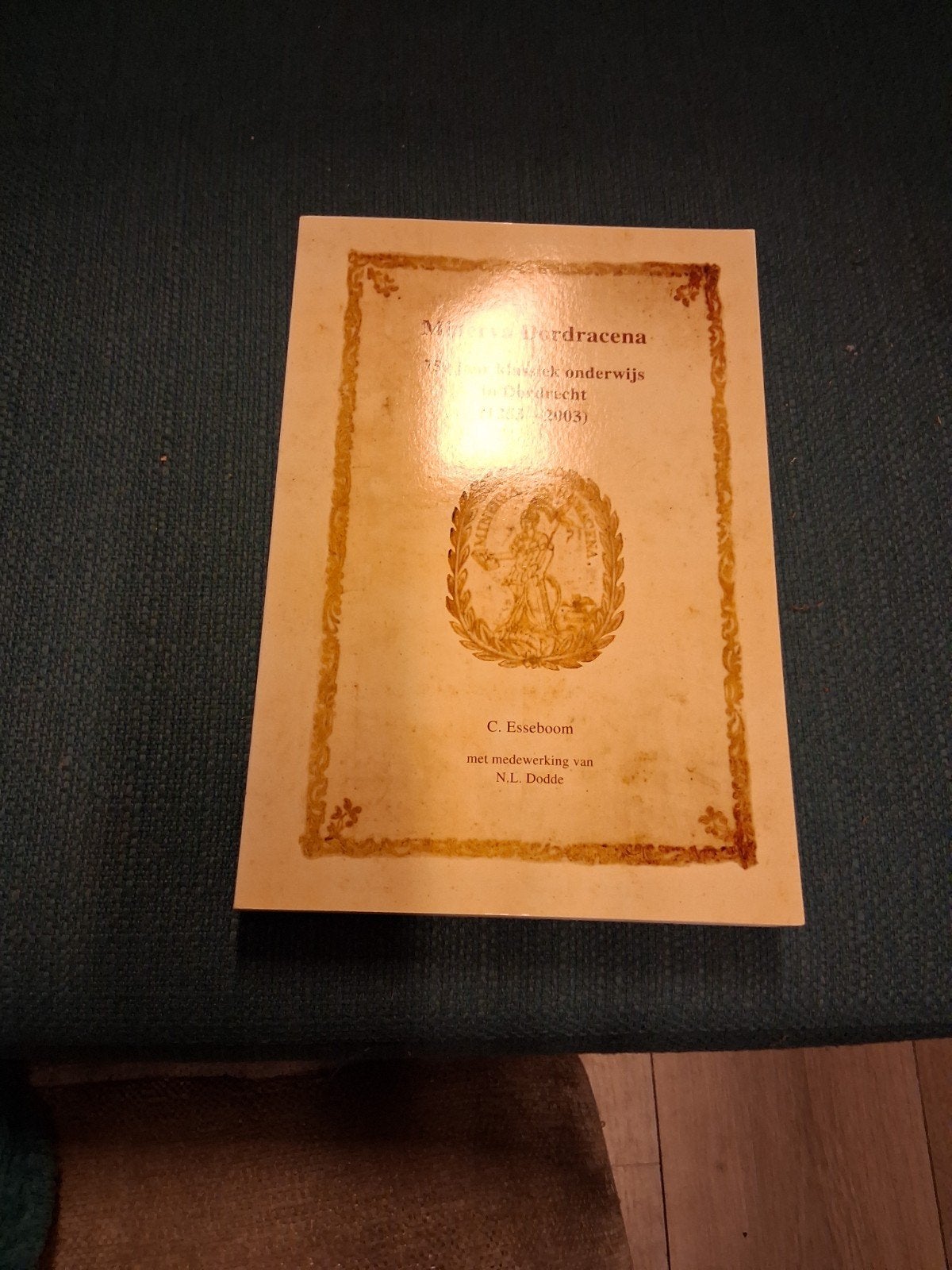 Minerva Dordracena: 750 jaar klassiek onderwijs Dordrecht, Boeken, Gelezen, C. Esseboom, N.L. Dodde, Ophalen of Verzenden, Gamma