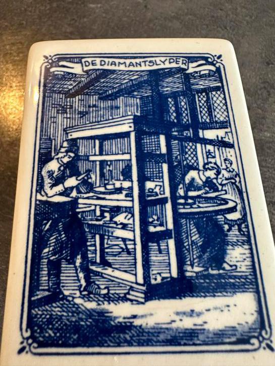 Delfts Blauw  Porseleine doosje 'De Diamantslijper', Antiek en Kunst, Antiek | Keramiek en Aardewerk, Verzenden