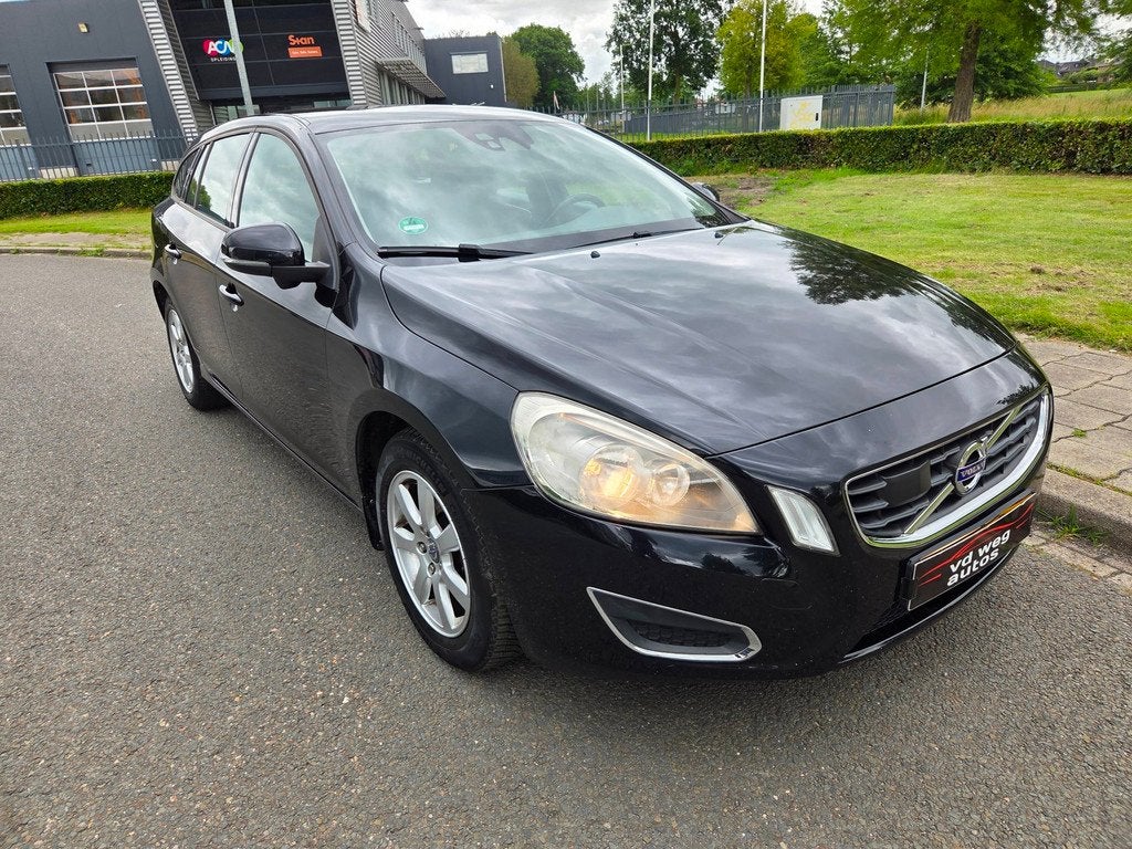 Volvo V60 1.6 T3 Kinetic navi, Voorwielaandrijving, 15 km/l, Gebruikt, 4 cilinders