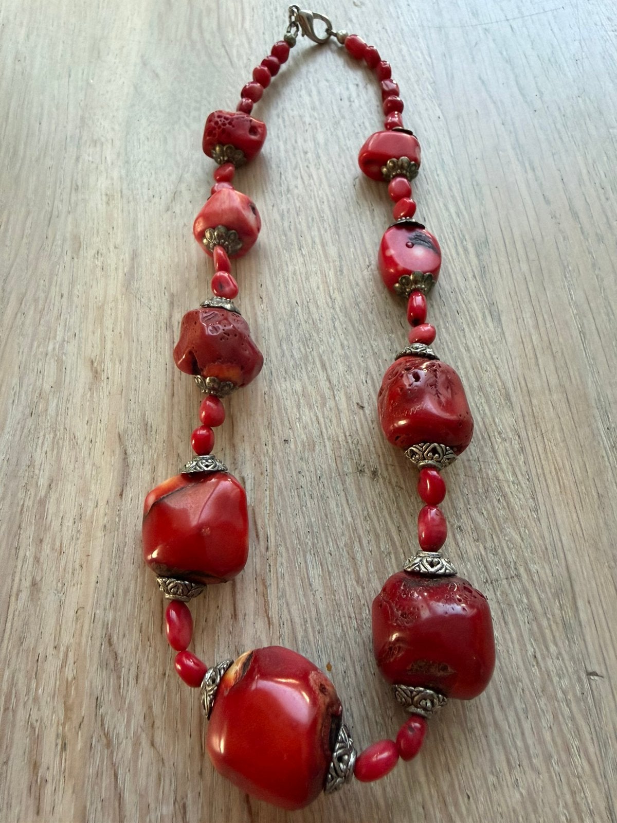 Korte bamboe koraal ketting, Ophalen of Verzenden, Zo goed als nieuw, Rood, Steen of Mineraal