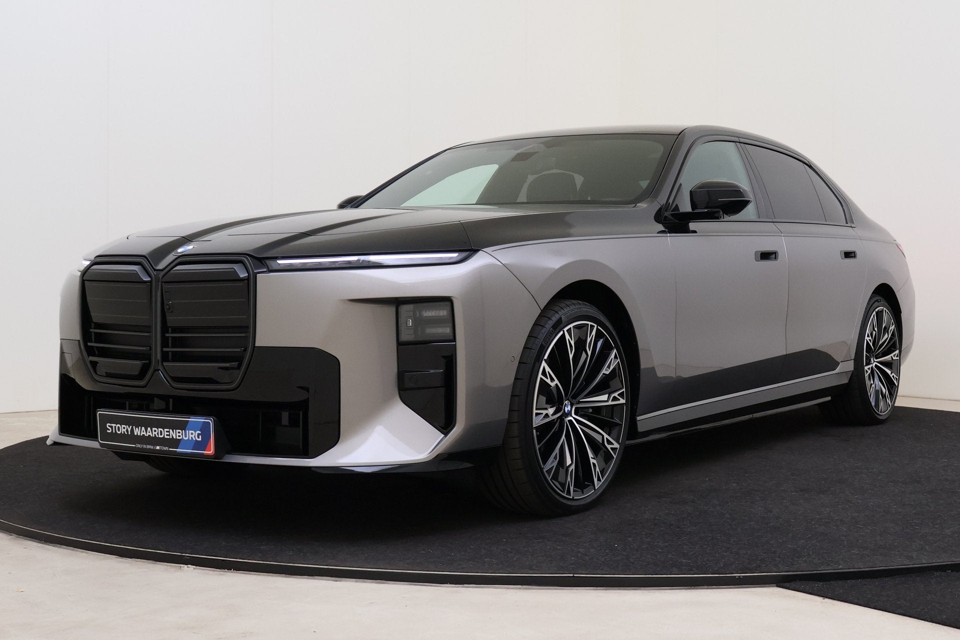 BMW i7 50 xDrive M Sport / Panoramadak Sky Lounge / Executiv, Auto's, Automaat, Dealer onderhouden, Zwart, 2670 kg