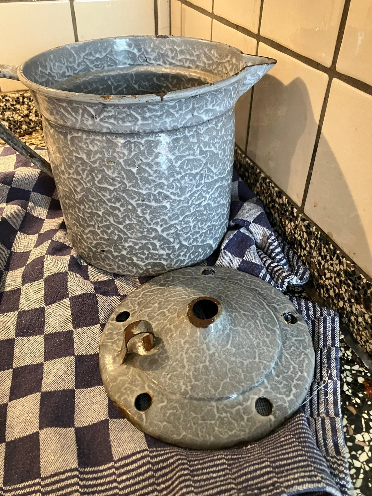Vintage geëmailleerde waterkoker grijs gewolkt met deksel, Ophalen of Verzenden, Gebruikt