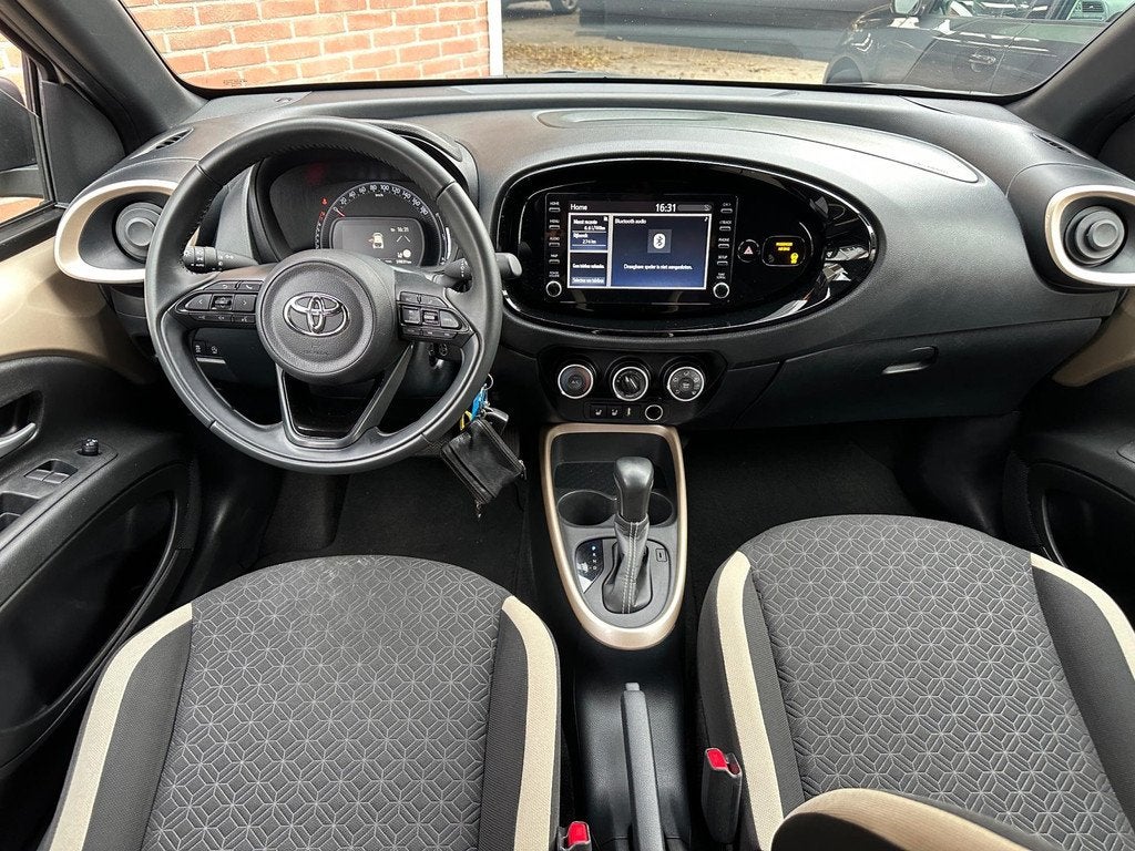 Toyota Aygo X 1.0 VVT-i S-CVT AUTOMAAT|ACC/CARPLAY/CAMERA|KM, Gebruikt, Automatische klimaatregeling, Bruin, 4 stoelen
