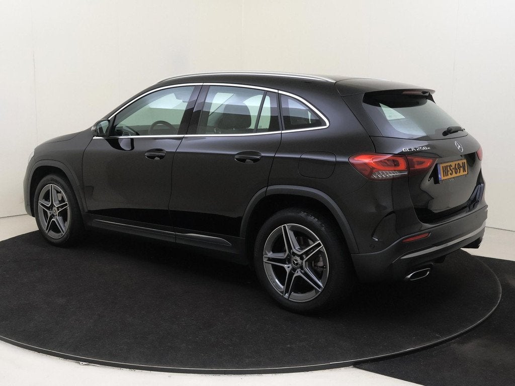 Mercedes-Benz GLA-klasse 250 e AMG Line, Auto's, Mercedes-Benz, 4 cilinders, 16 kWh, Leder en Stof, Zwart