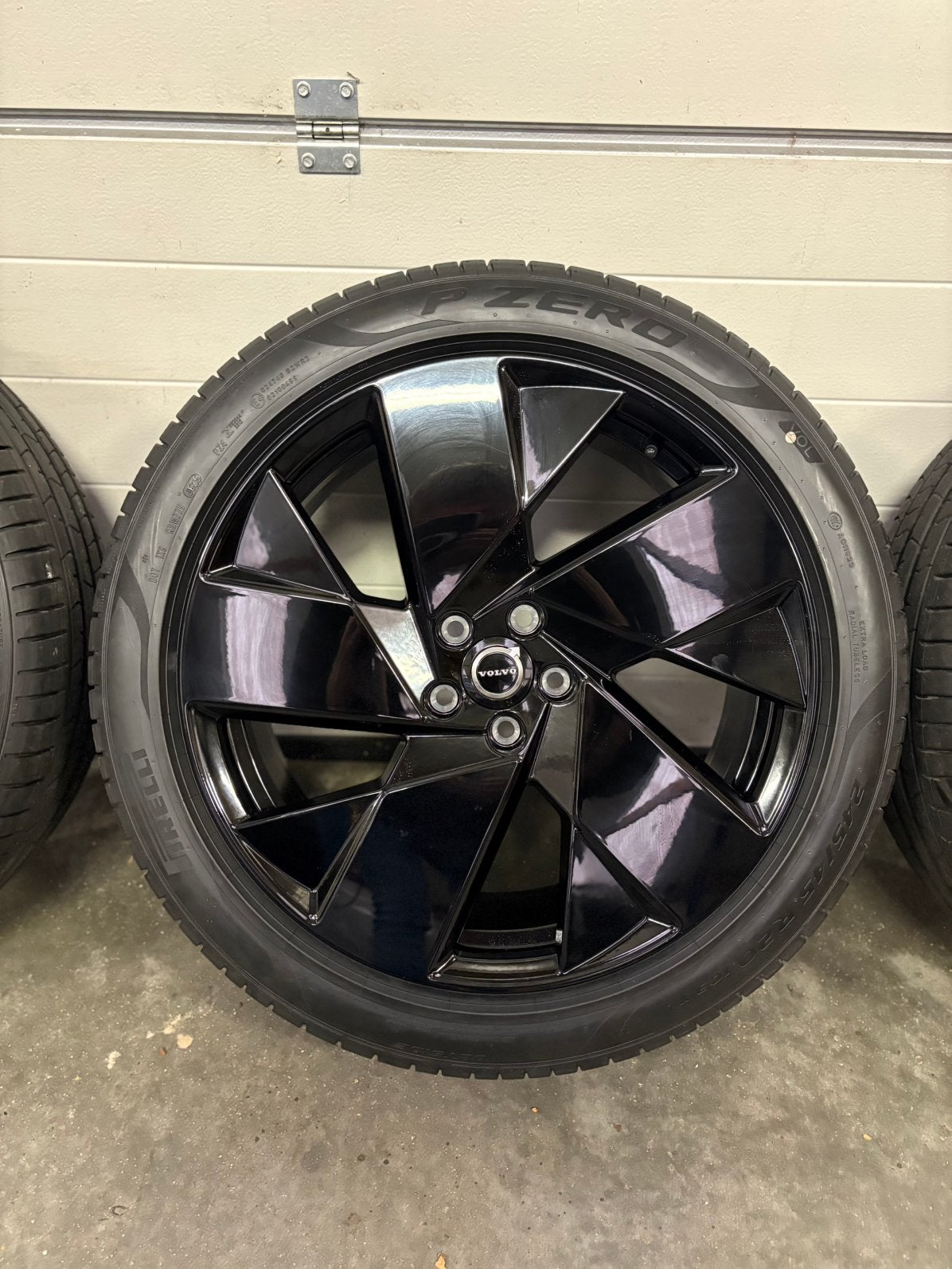 NIEUW Volvo XC40 20 inch Black Edition zomerset Pirelli 2025, Auto-onderdelen, Banden en Velgen, 245 mm, Banden en Velgen, Nieuw