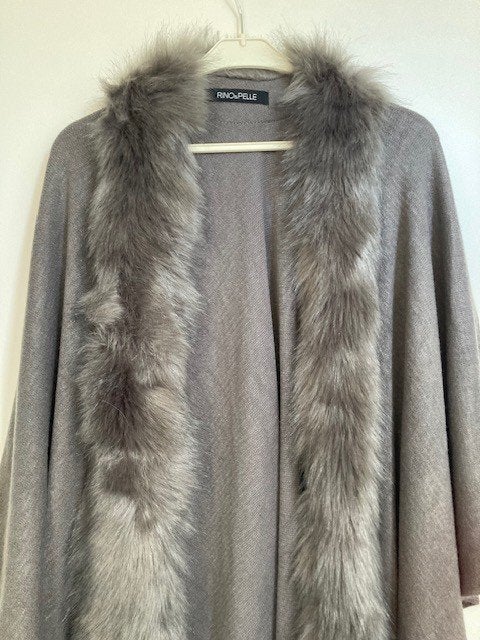 Vorstelijke royale omslagdoek met funfur rand Rino&Pelle, Verzenden, Maat 46/48 (XL) of groter, Nieuw, Sjaal