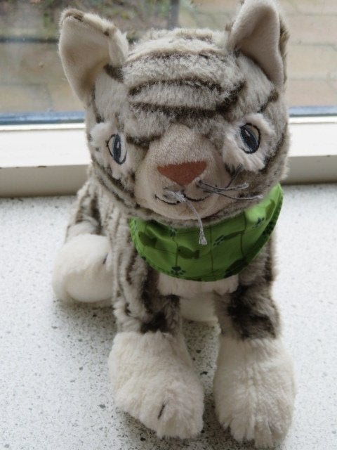 Poes of kat van IKEA grijs gestreept met groene halsdoek, Kinderen en Baby's, IKEA, Grijs, Ophalen of Verzenden, Zo goed als nieuw