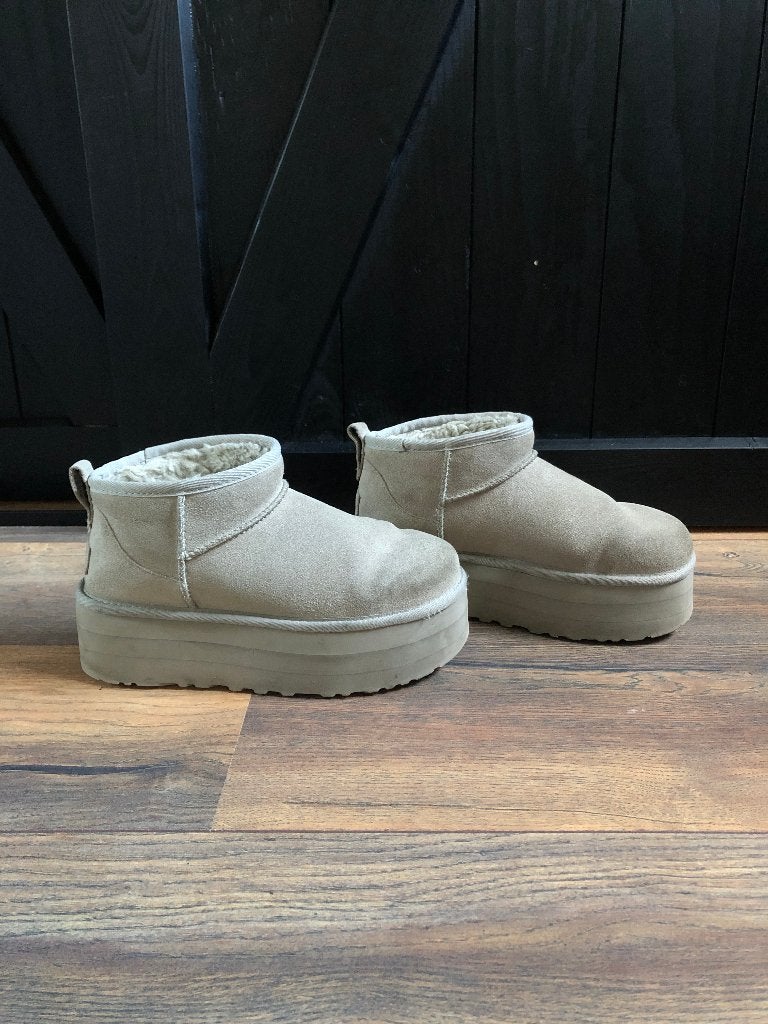 UGGs | Classic Ultra Mini Platform | maat 37, UGG, Ophalen of Verzenden, Grijs, Gedragen