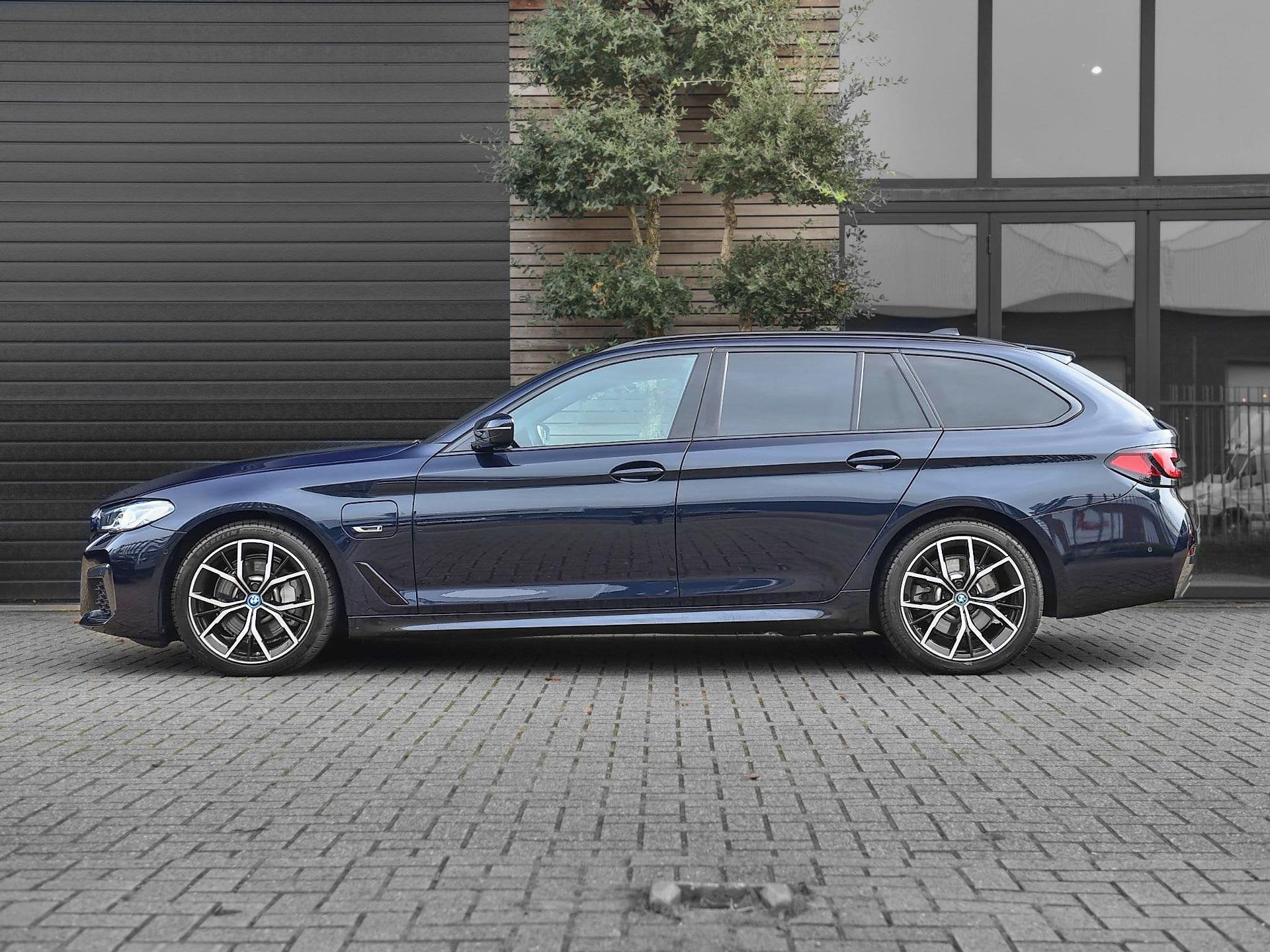 BMW 5-serie 530e xDrive Business M-sport Laser ACC Leren bek, Auto's, 1998 cc, Gebruikt, 4 cilinders, Zwart