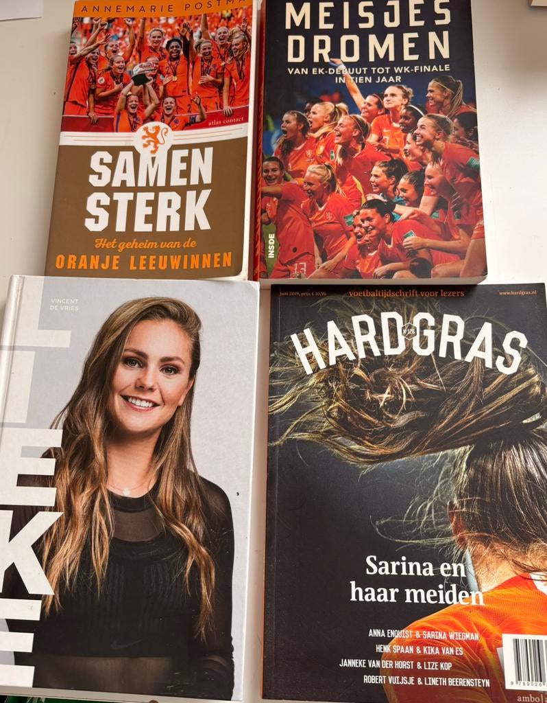 Boeken Oranje Leeuwinnen, Verzamelen, Sportartikelen en Voetbal, Zo goed als nieuw, Boek of Tijdschrift, Overige binnenlandse clubs