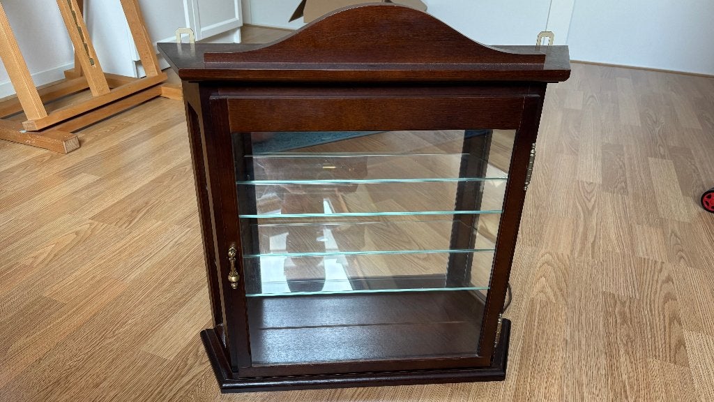 Antiek houten hangkastje vitrine kastje met glas en lampje, Ophalen