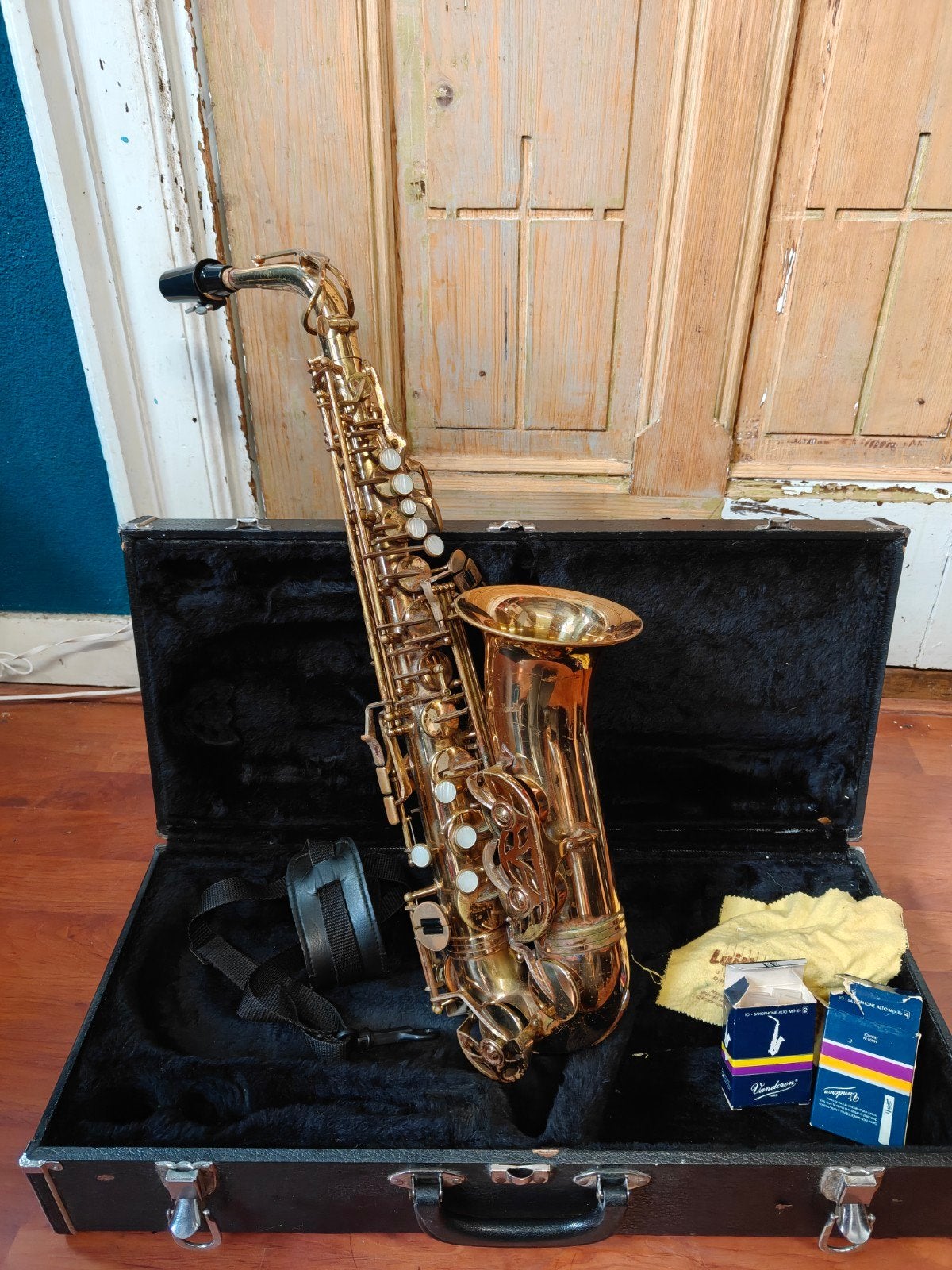 Alt saxofoon Swingplank met koffer en standaard, Ophalen of Verzenden, Gebruikt, Alt, Met koffer