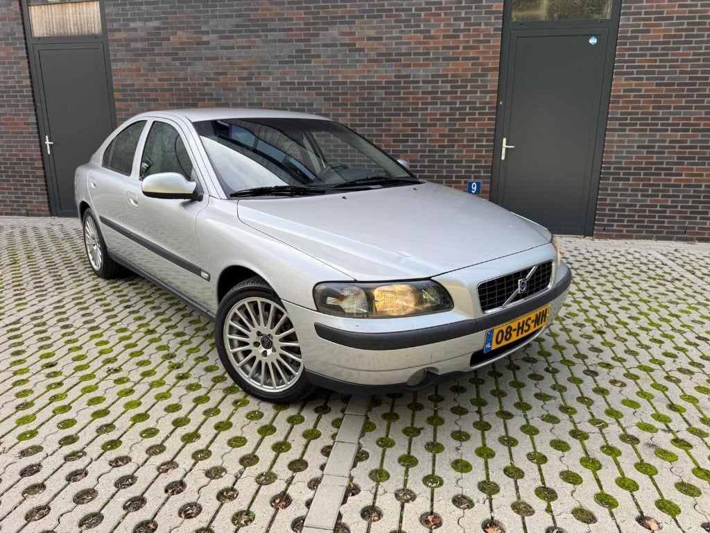 Volvo S60 2.4 170PK AUT 2001 Grijs, Auto's, Dealer onderhouden, Zwart, S60, Bedrijf