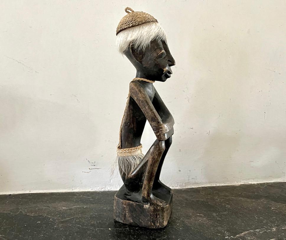 Afrikaans beeldje van een zittende man, Antiek en Kunst, Kunst | Beelden en Houtsnijwerken, Ophalen of Verzenden