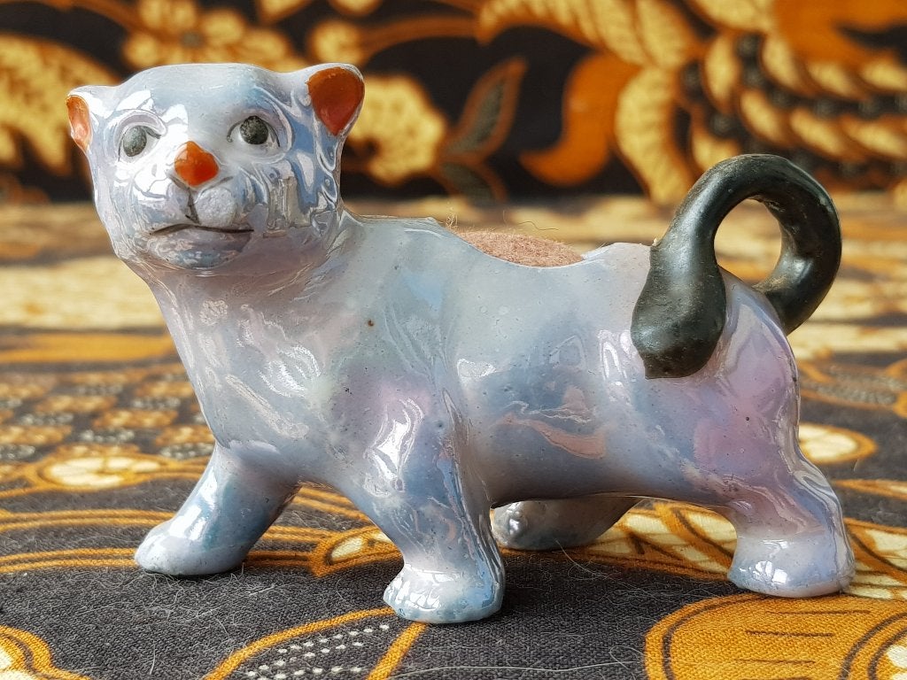 Mooi antiek porselein kat of poes speldenkussen uit Japan., Antiek en Kunst, Antiek | Porselein, Ophalen of Verzenden