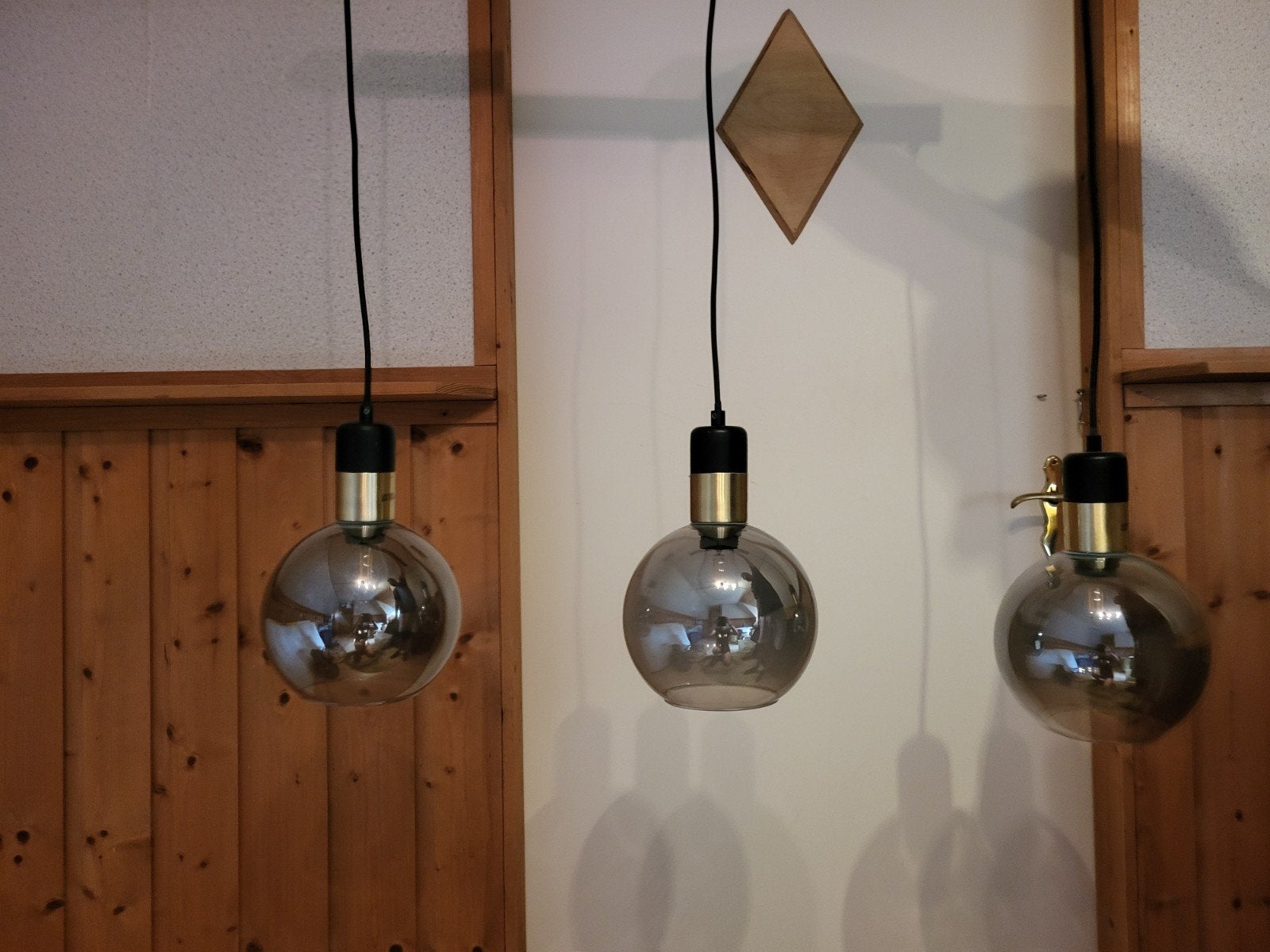 Moderne hanglamp met 3 rookglazen bollen, Huis en Inrichting, Lampen | Hanglampen, Ophalen, Nieuw, E27 (groot), Glas