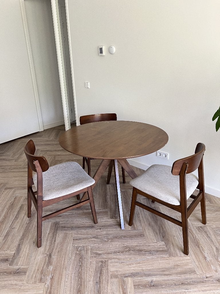 Complete Japandi eethoek | Ronde SKLUM tafel + 3 stoelen, Huis en Inrichting, Ophalen, Zo goed als nieuw, Warme Japandi/Mid-Century stijl met een modern retro karakter.