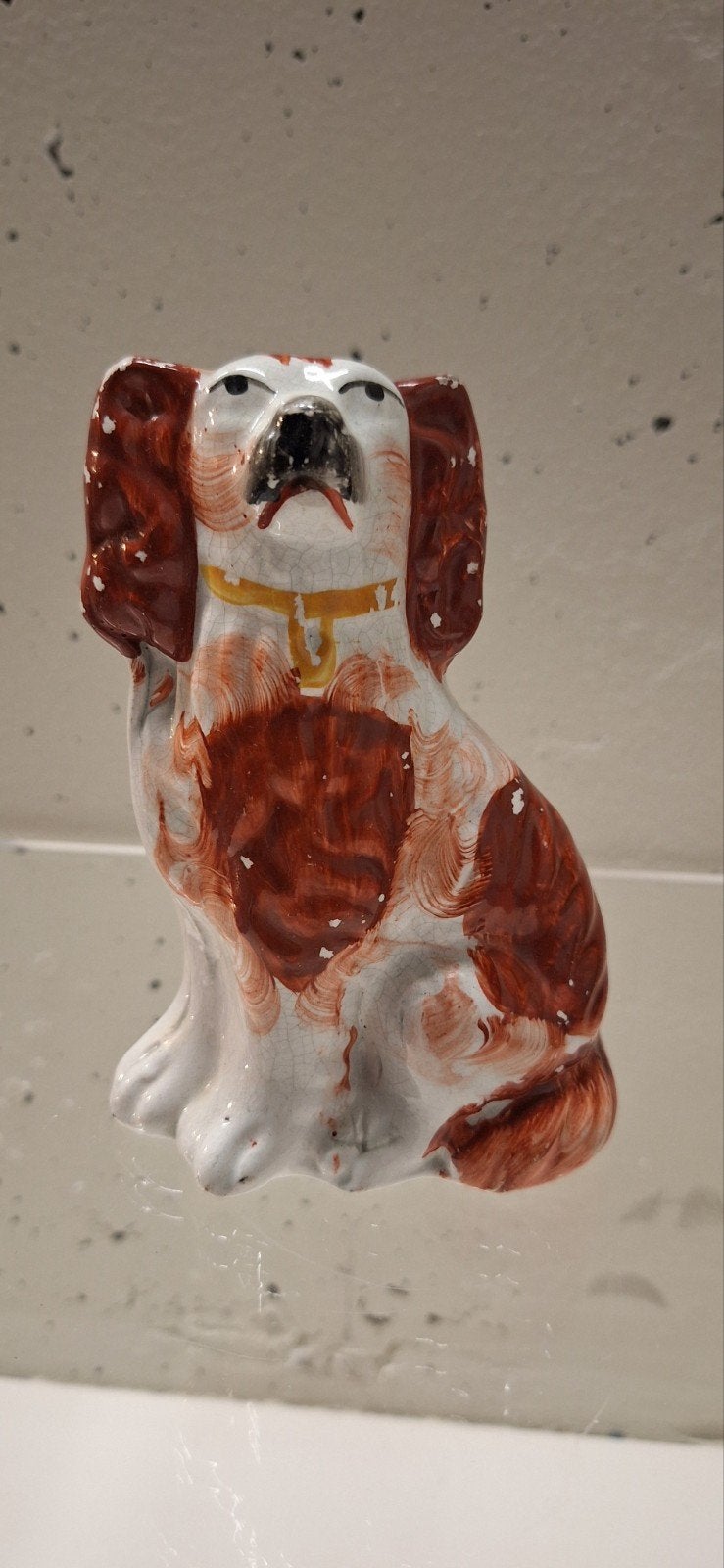 Antiek porseleinen beeldje - Cavalier King Charles spaniel., Antiek en Kunst, Ophalen of Verzenden
