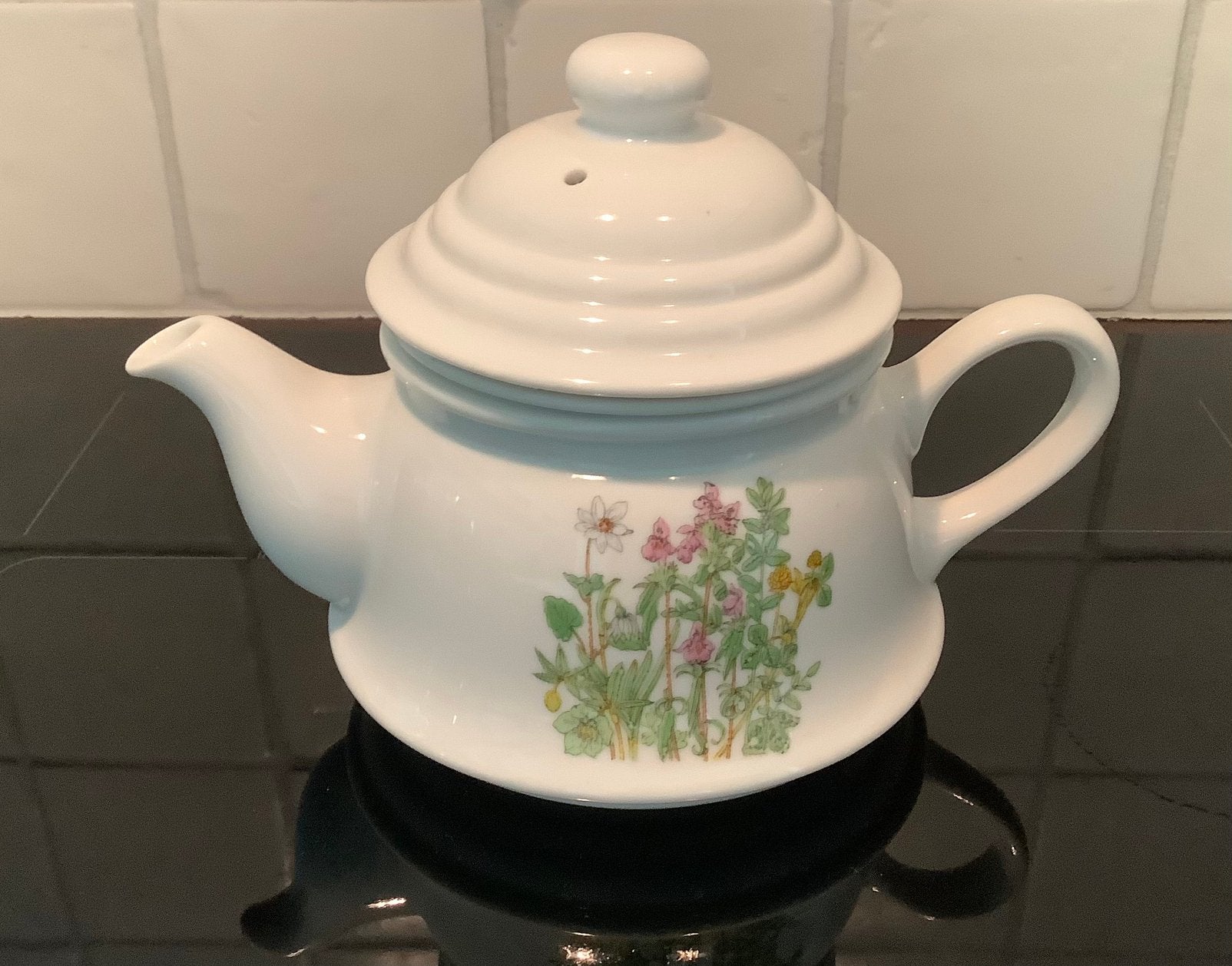 Mooie kleine theepot gedecoreerd met veldbloemen, Ophalen of Verzenden, Zo goed als nieuw, Overige typen