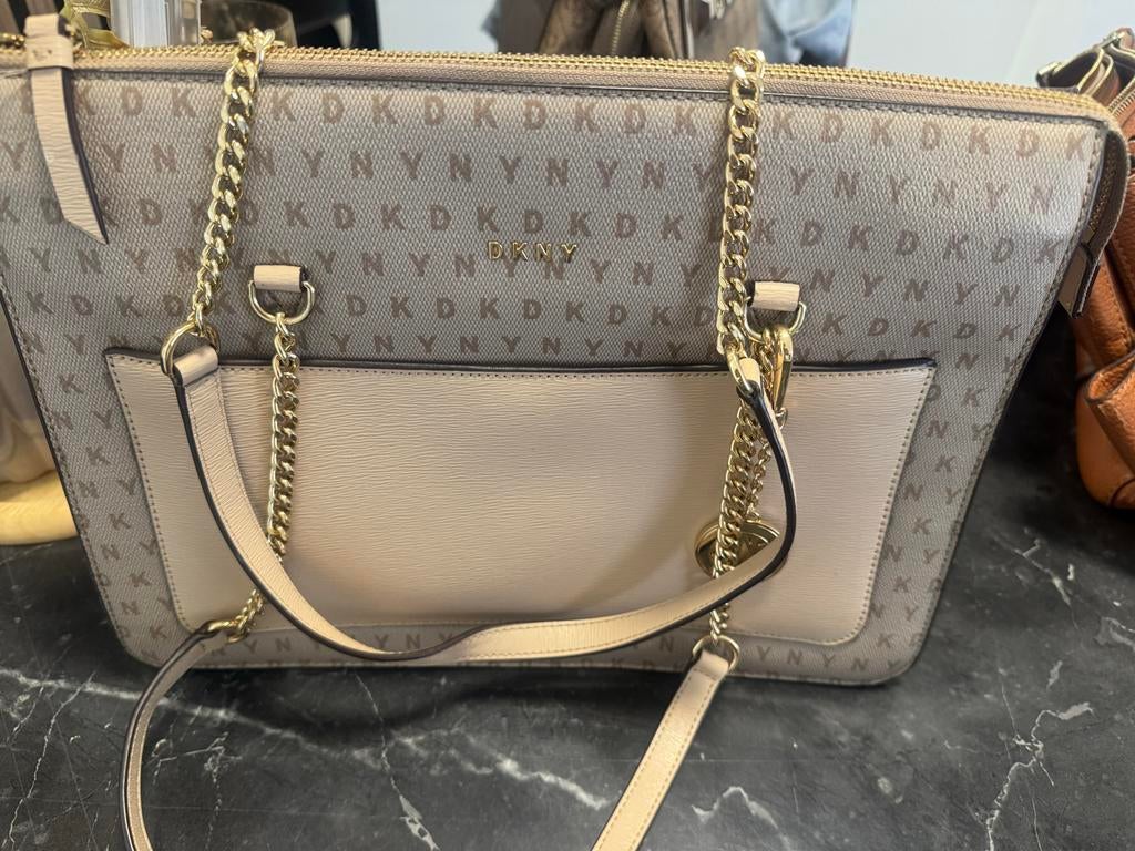 DKNY handtas beige met logo print, Ophalen of Verzenden, Nieuw, Beige, Handtas