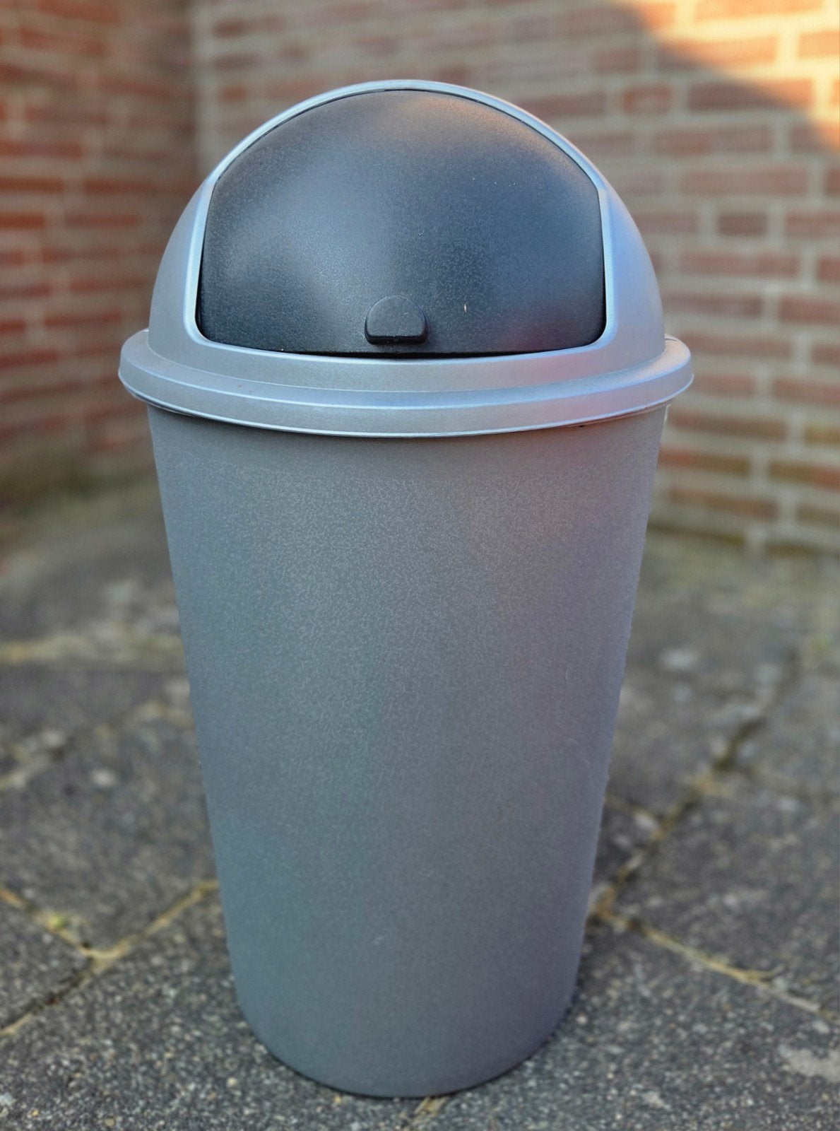 Grijze prullenbak met zwenkdeksel, 50 – 75, Kunststof, Gebruikt, 40 liter of meer