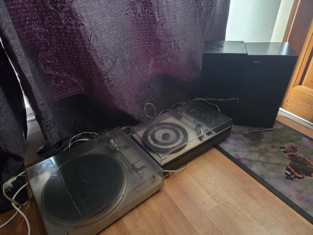 2 platen spelers met boxen